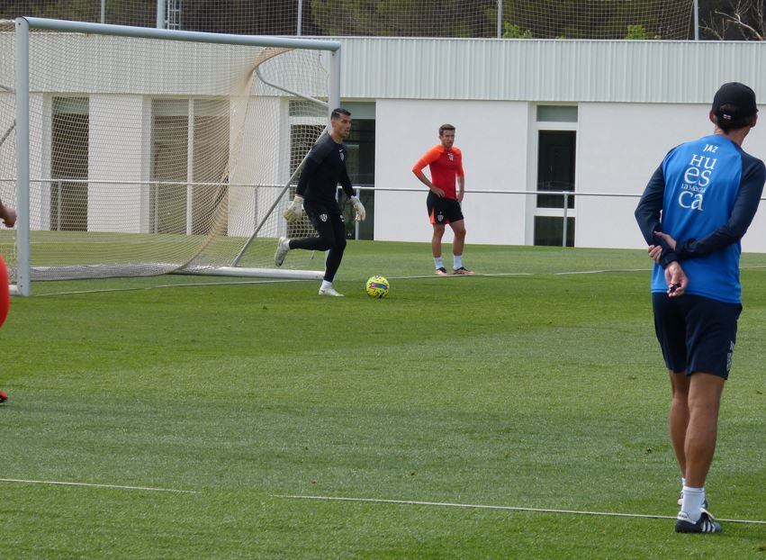 Andrés Fernández durante un entrenamiento la pasada temporada con la SD Huesca