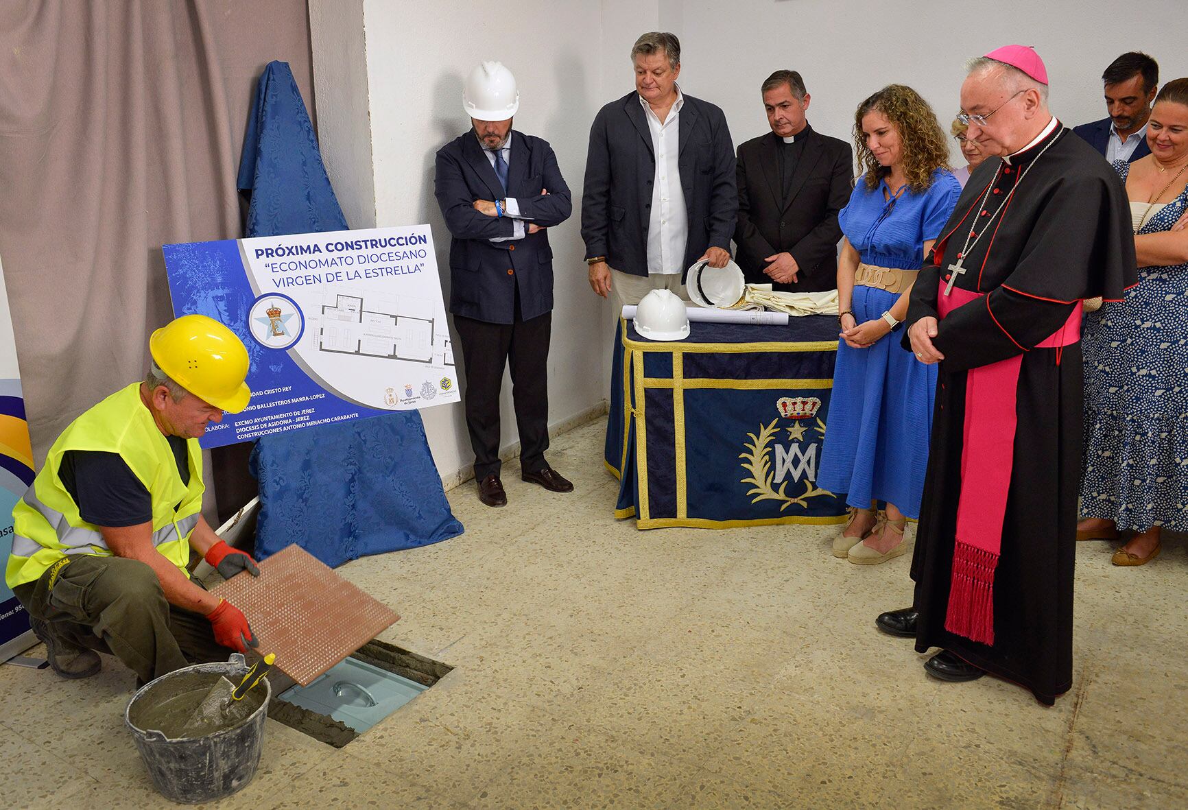 El obispo durante el acto de colocación de la primera piedra del economato