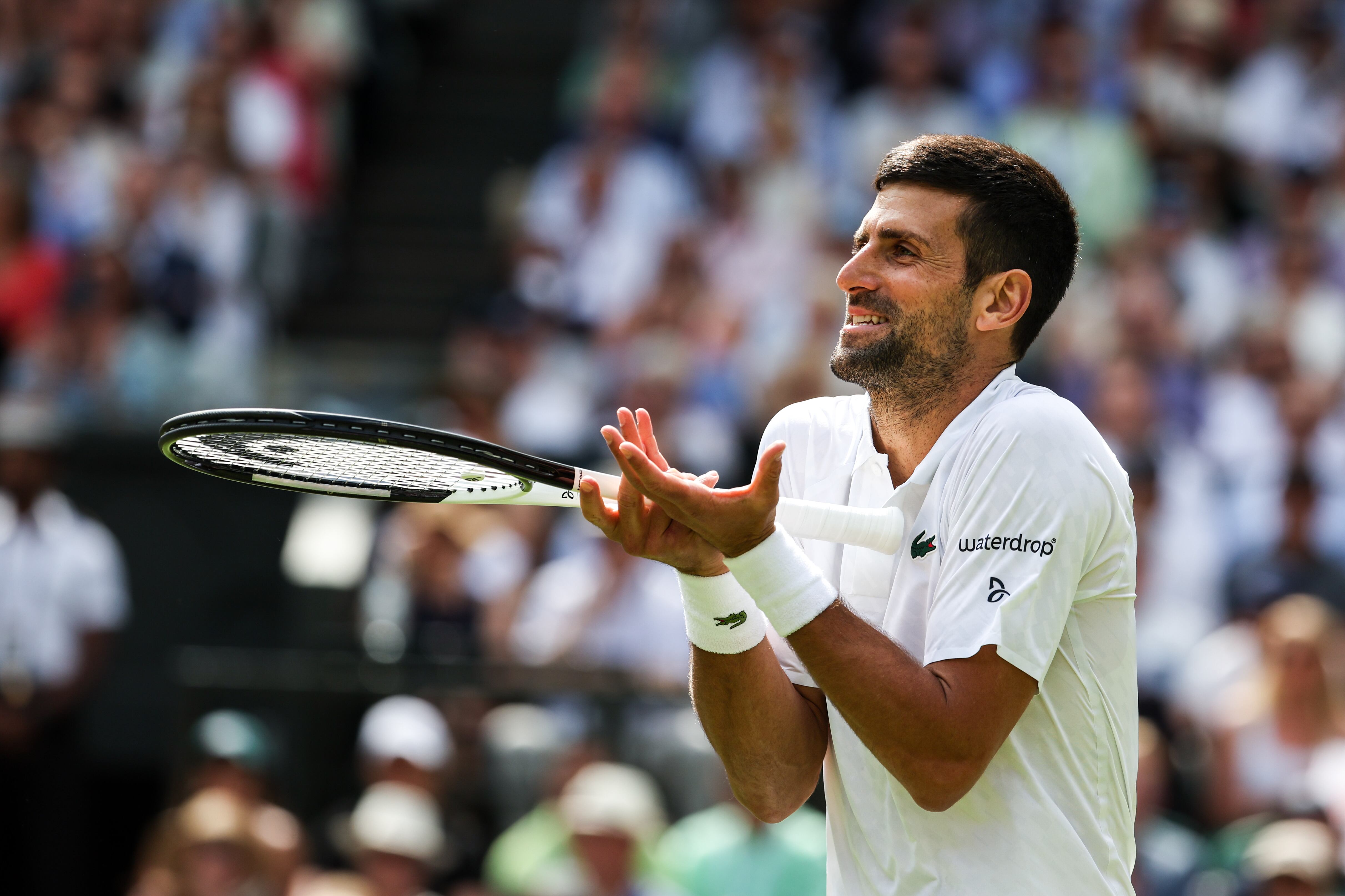 Novak Djokovic, durante su partido ante Hurkacz en los octavos de final de Wimbledon. (Photo by Shi Tang/Getty Images)