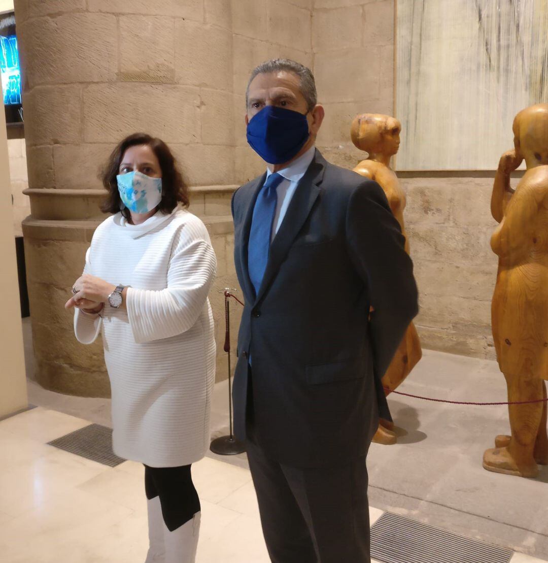 La diputada de IU, Henar Moreno, y el consejero de Hacienda, Celso González, en una foto de archivo