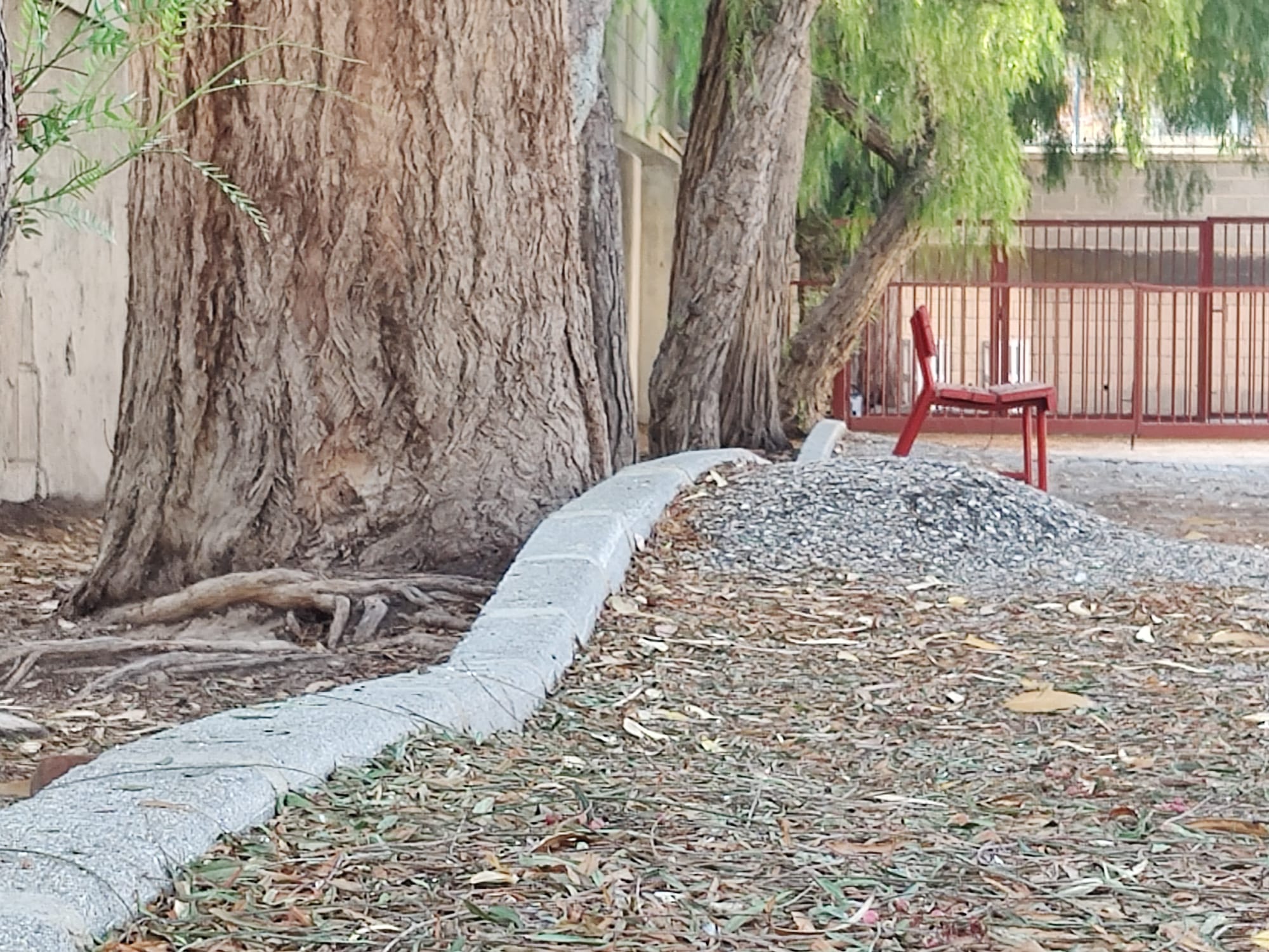 Desperfectos en el patio de Infantil del CEIP El Palmeral