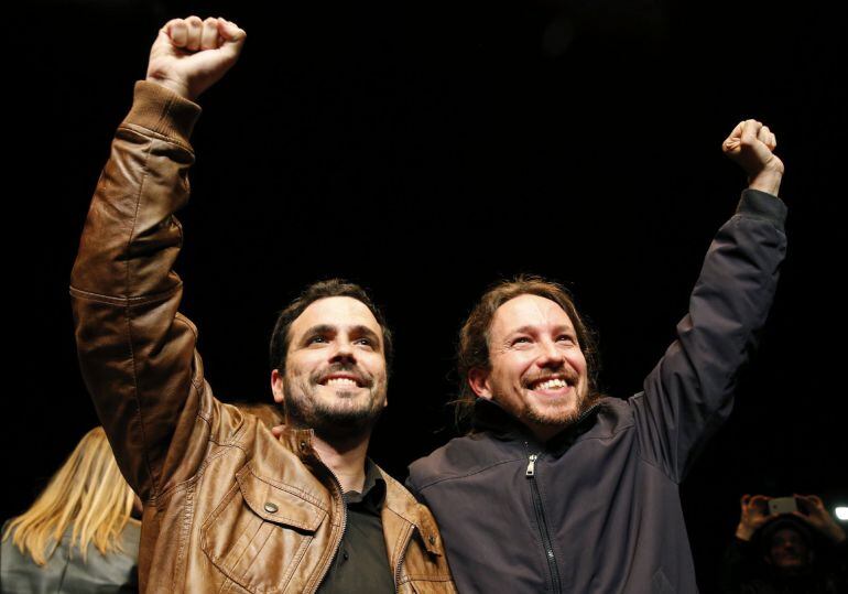 Imagen de archivo de los entonces líderes de Podemos, Pablo Iglesias (d), y de Izquierda Unida, Alberto Garzón (i),durante un encuentro ciudadano