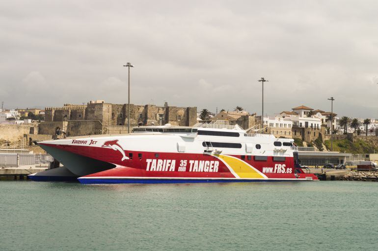 Uno de los buques que operan en el Estrecho.