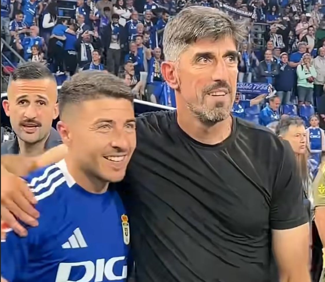 Francisco Portillo y Veljko Paunovic celebran el ascenso del Oviedo a Primera.