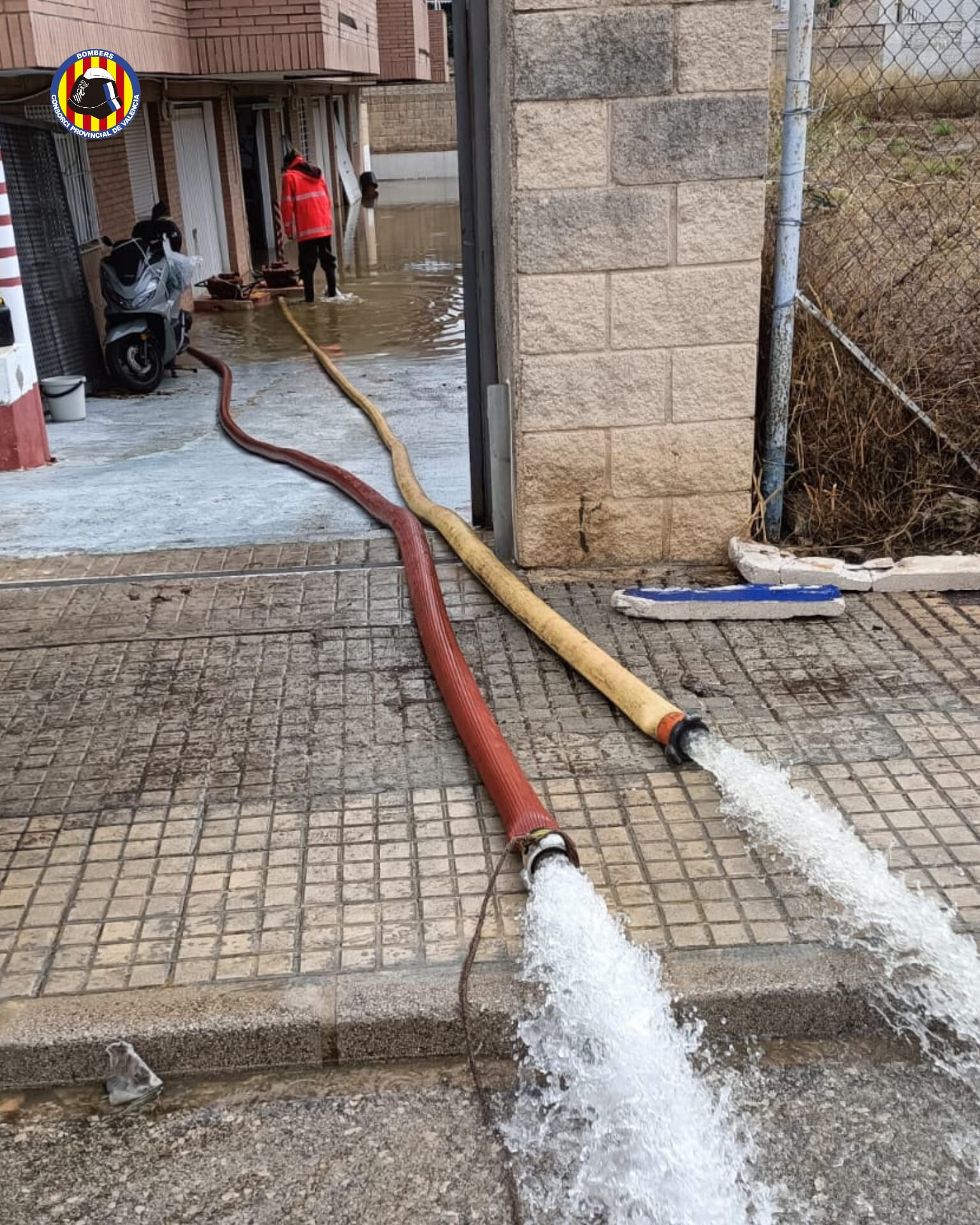 Bomberos achicando agua durante la pasada tormenta