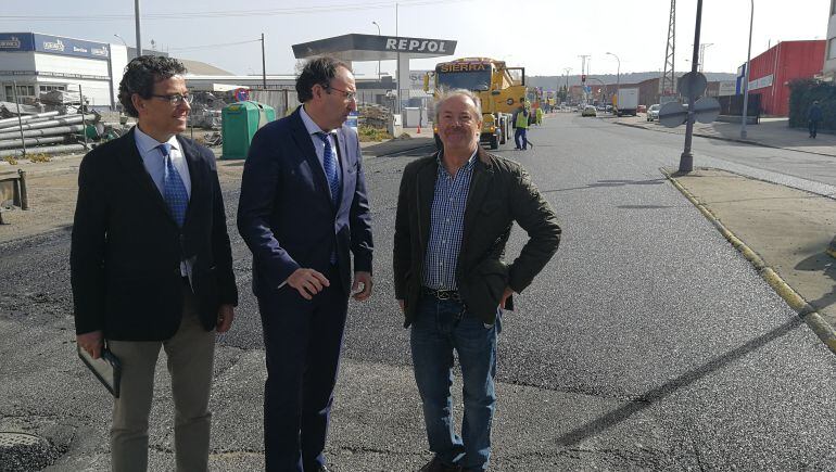 Visita del Alcalde a las obras que se acometen en la calle Guipúzcoa del Polígono Nuestra Señora de los Ángeles en Palencia