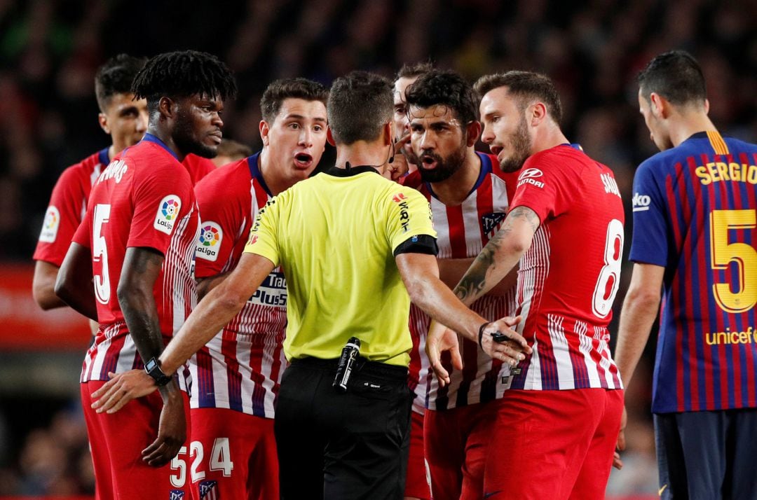 Diego Costa habla con Gil Manzano después de ver la tarjeta roja.