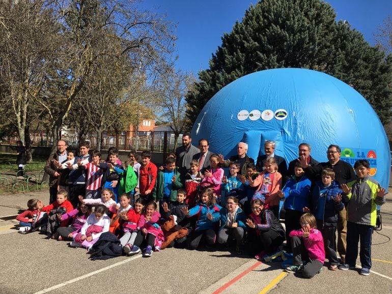 Alumnos participantes en la iniciativa con representantes de la Junta de Castilla y León en Palencia