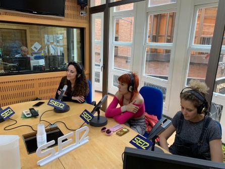 Alexandra Cánovas y Martaé Martínez, diseñadoras de moda, y Ana Bernal, CEO de la empresa Inoxpaser