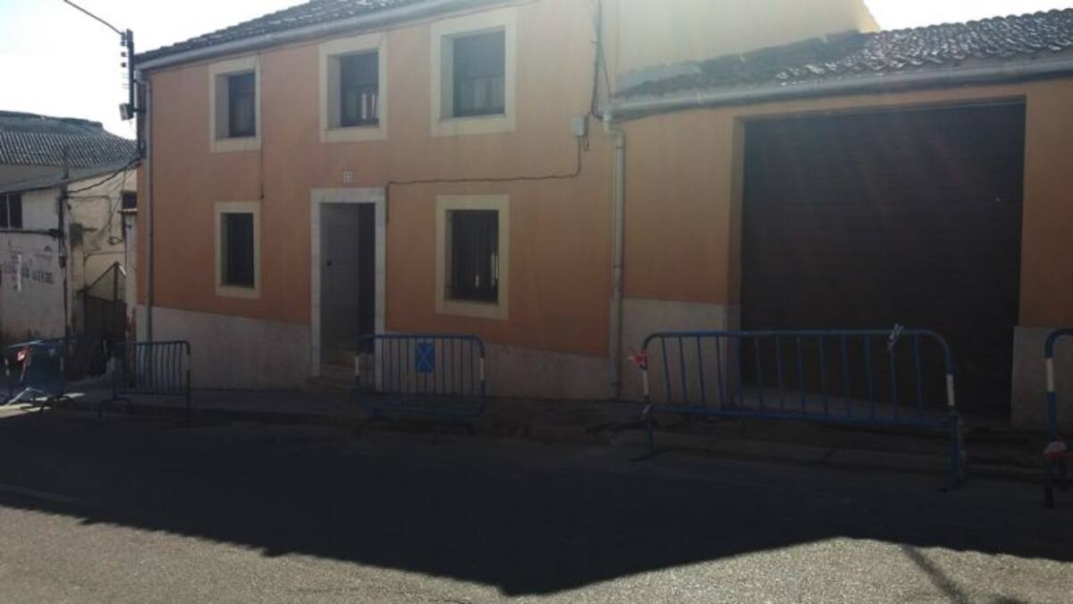 Operarios municipales de Cuéllar continúan actuando en la acera de la calle Valdihuertos