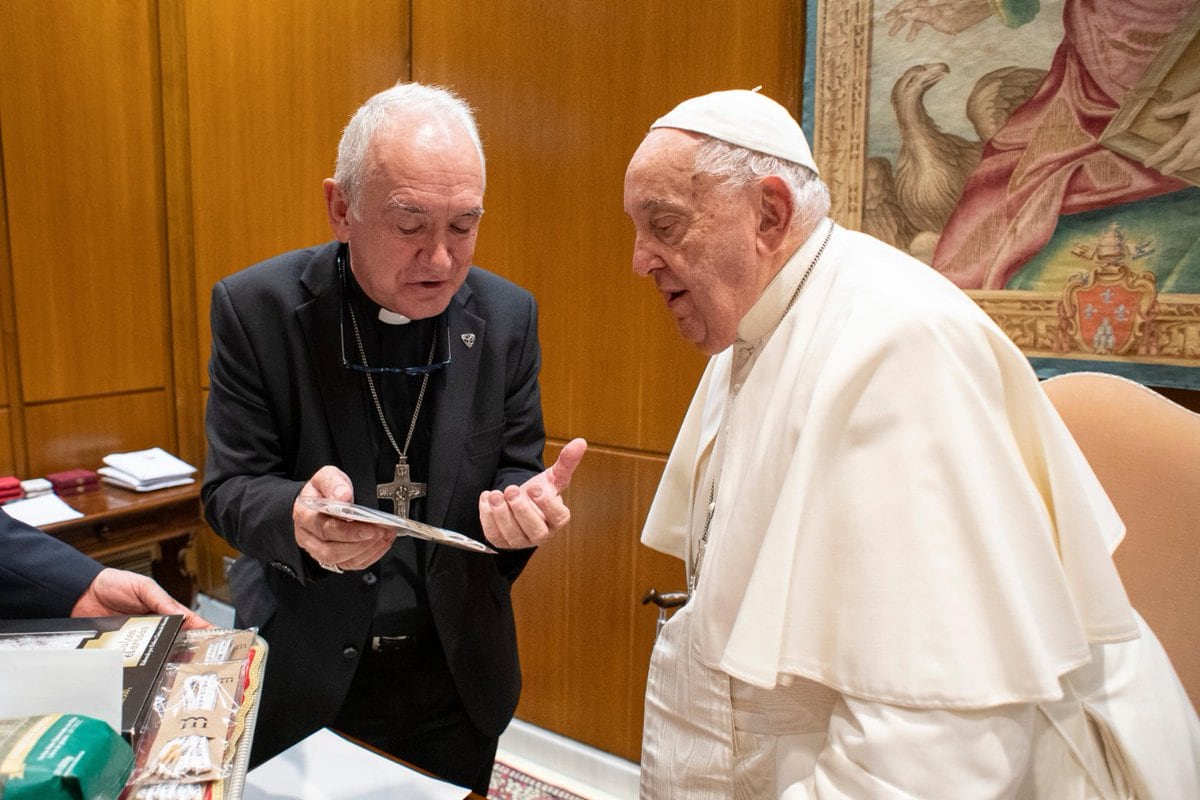 El obispo Ángel Pérez ha entregado al papa Francisco los conocidos como “Cordones de la Victoria”. Foto: Vatican Media