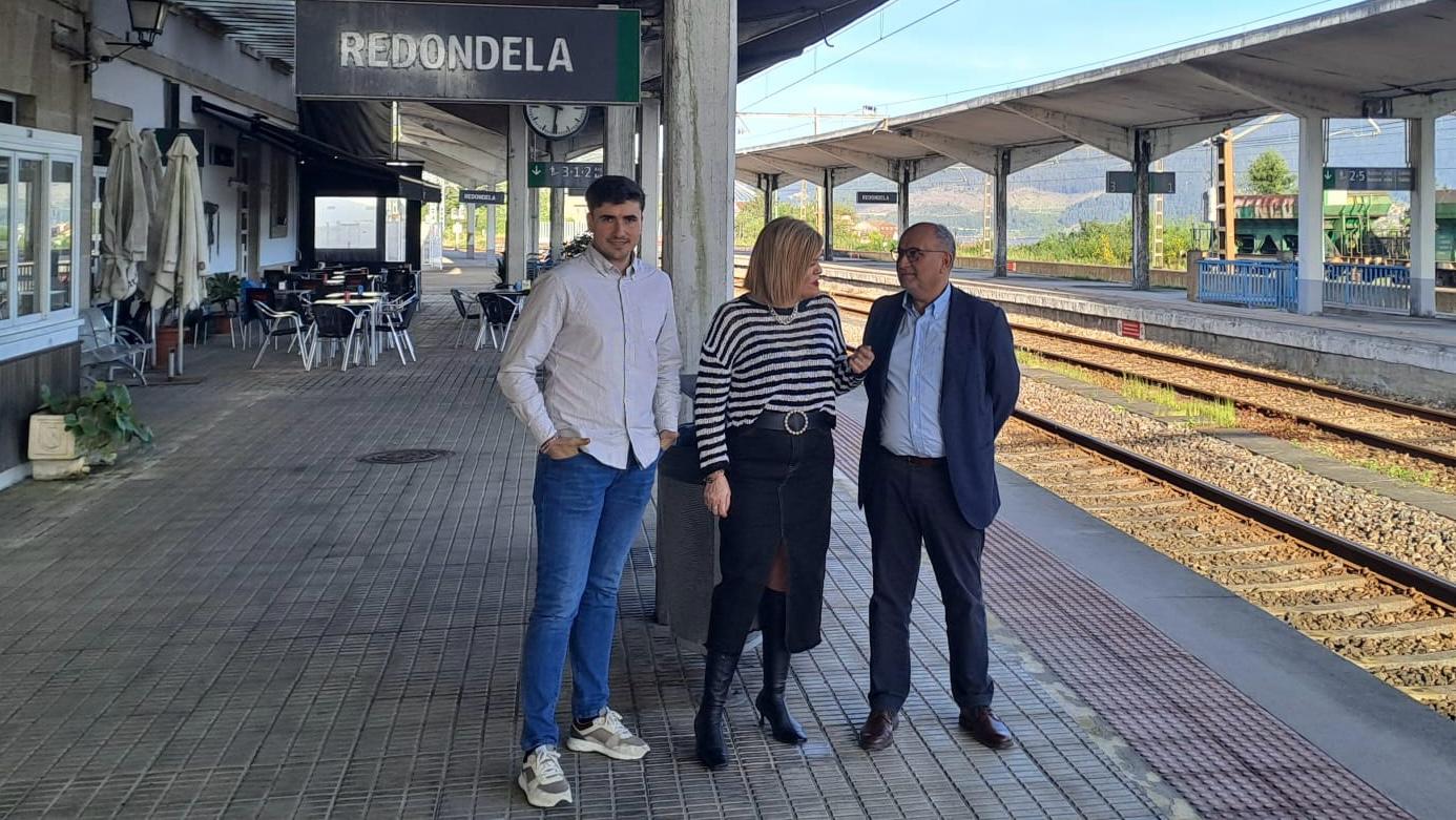 Digna Rivas y Abel Losada en la estación vieja de Redondela