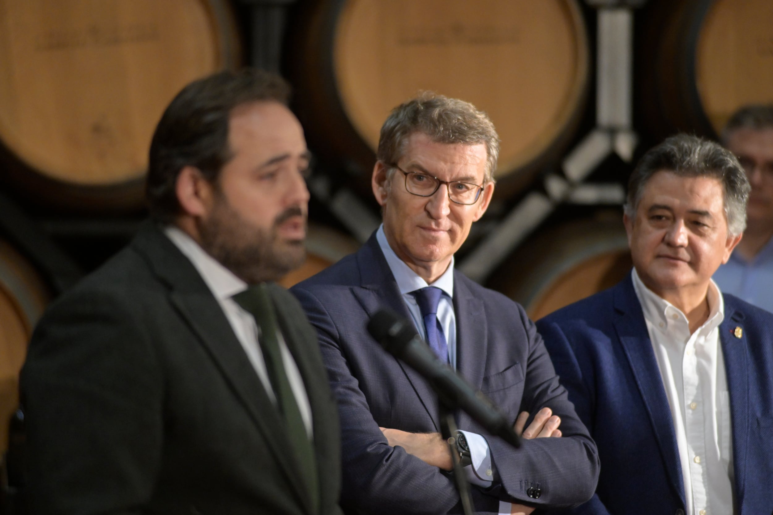 El presidente del Partido Popular, Alberto Núñez Feijóo (c), durante su visita a la empresa García Carrión (i), acompañado del presidente del PP de Castilla-La Mancha, Paco Núñez (d), este jueves en Daimiel, Ciudad Real. EFE/Jesús Monroy