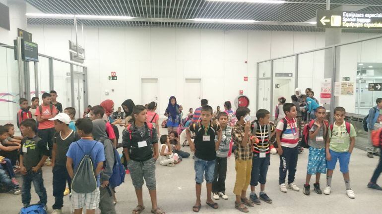 Niños saharauis llegando al aeropuerto de Santiago