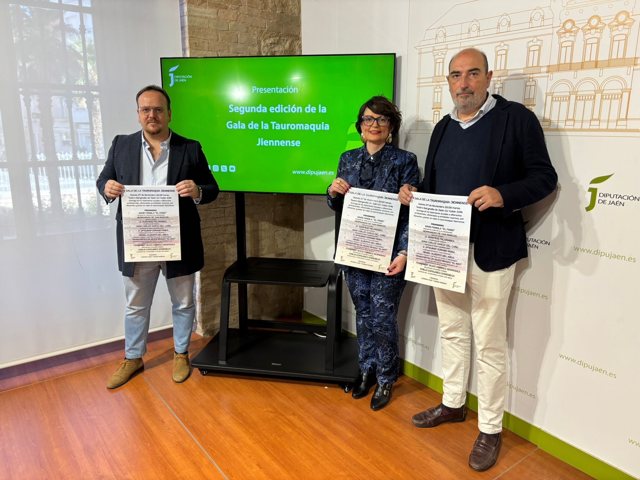 Antonio Sutil, director artístico de la Escuela de Tauromaquia de Jaén; Inés Arco, diputada de Gobierno Electrónico de la Diputación de Jaén y Juan Carlos Toro, presidente de la Escuela Taurina de Jaén.