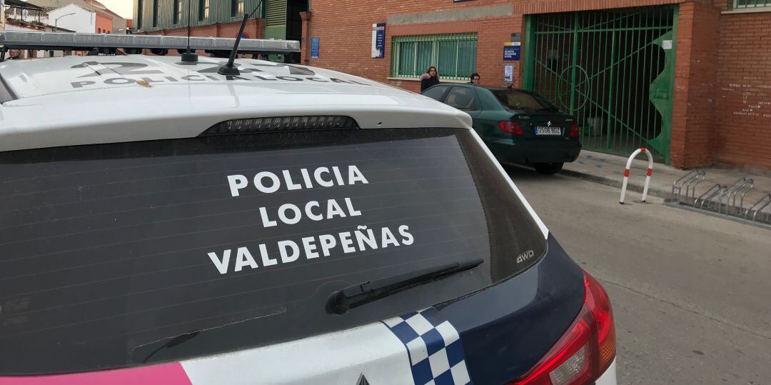 Imagen de archivo de un coche patrulla de la Policía Local de Valdepeñas (Ciudad Real) 