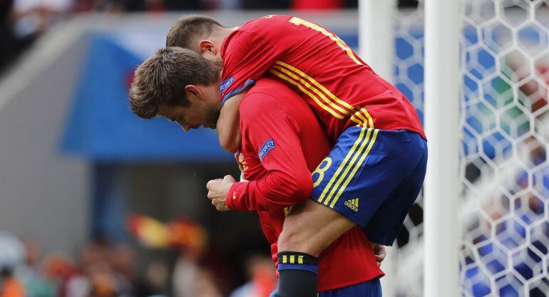 Piqué y Jordi Alba celebran el tanto del central que dio la victoria a España