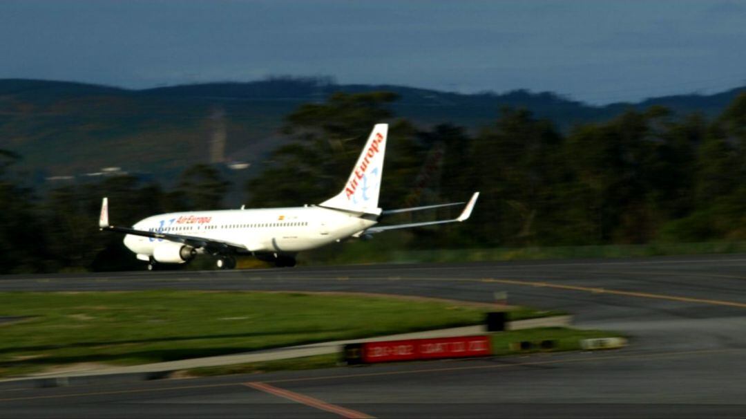 Un avión en la pista de aterrizaje de Peinador 