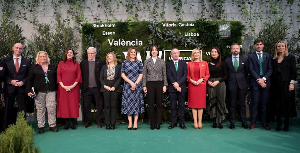 Foto institucional de la ceremonia inaugural de la Capitalidad Verde Europea, con presencia de Juanma Badenas y José Gosálvez, de Vox