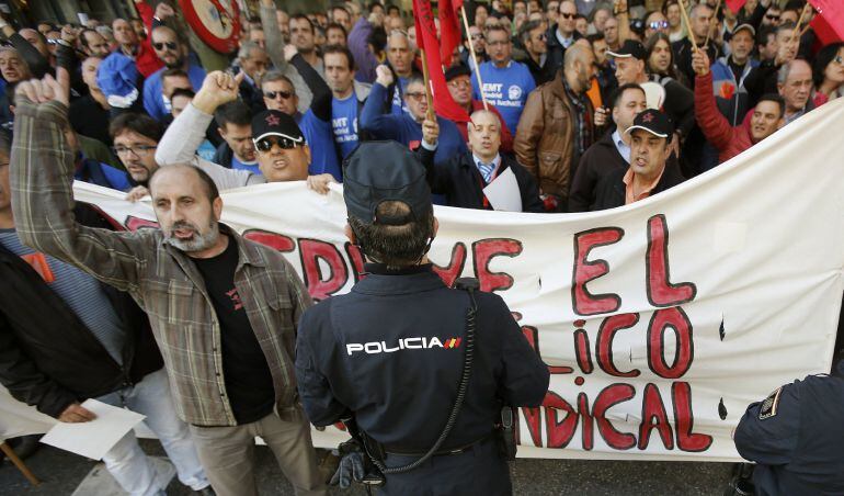 Miembros de la plantilla de la EMT protestan frente a la sede del Partido Popular