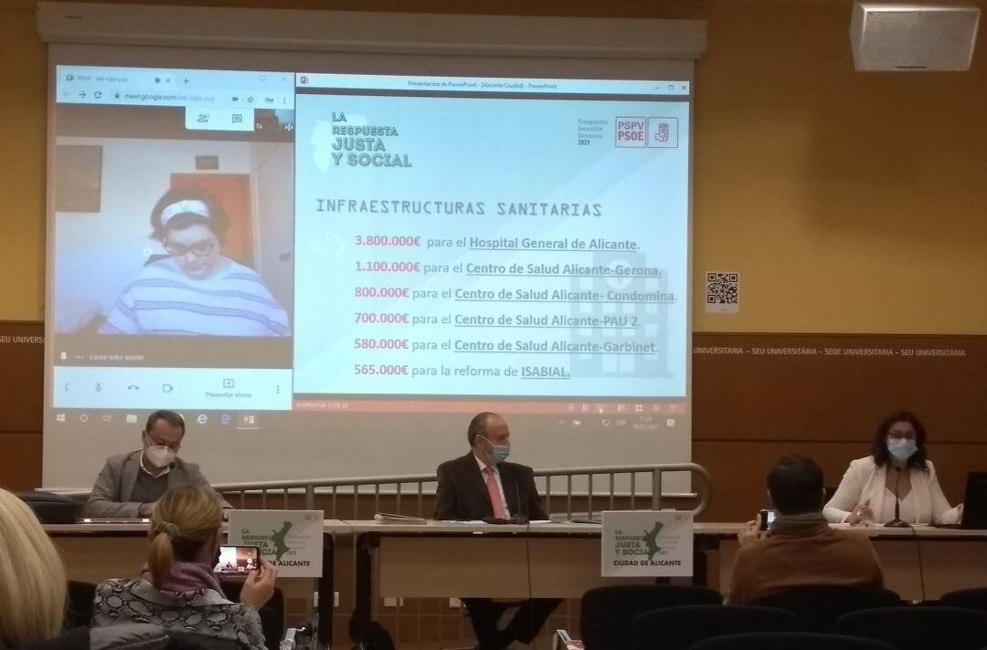 El portavoz del grupo municipal socialista, Paco Sanguino (i), el secretario general en Alicante, Miguel Millana (c) y la diputada autonómica, Sandra Martín, en la rueda de prensa sobre los presupuestos.