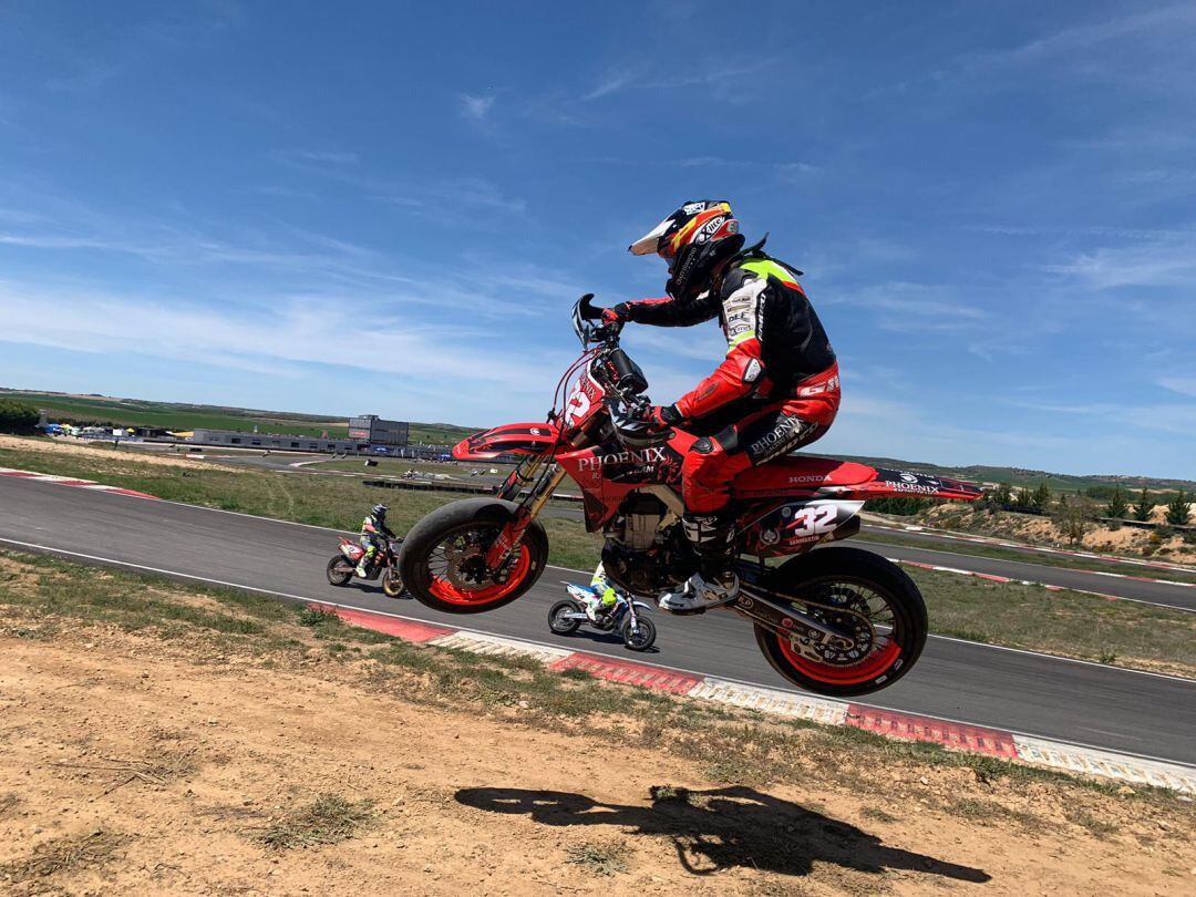 El italiano Elia Sanmartín durante una de las mangas en el circuito ribereño.