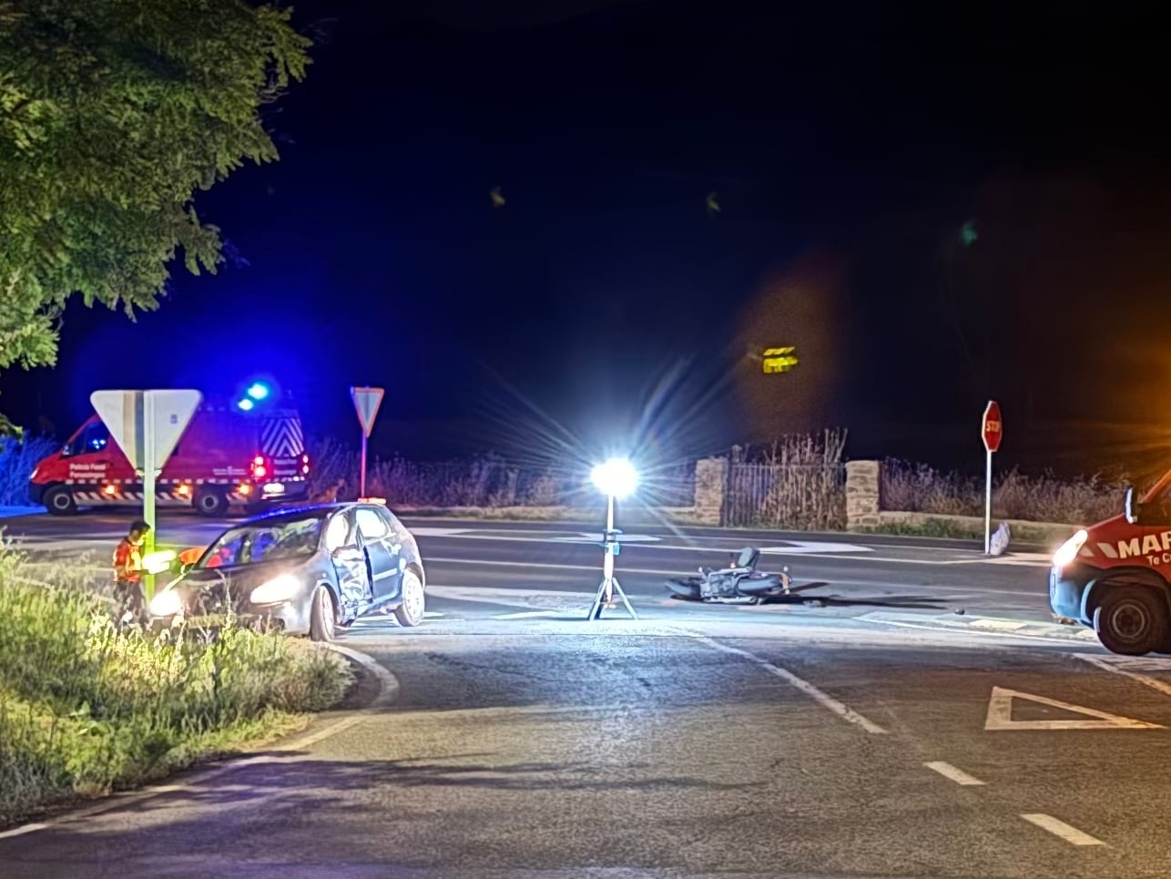 El equipo de atestados de la Policía Foral investigando y recopilando pruebas para esclarecer los hechos que provocaron la muerte de un vecino de Unzué en un accidente de tráfico en el cruce de Obanos.