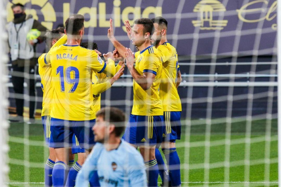Los jugadores del Cádiz celebran un gol del equipo amarillo.