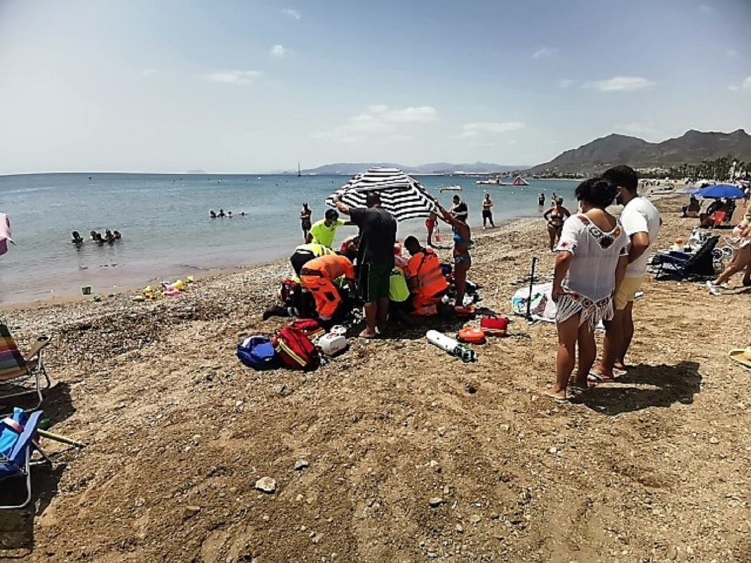 El hombre se encontraba inconsciente en la playa donde ondeaba la bandera verde