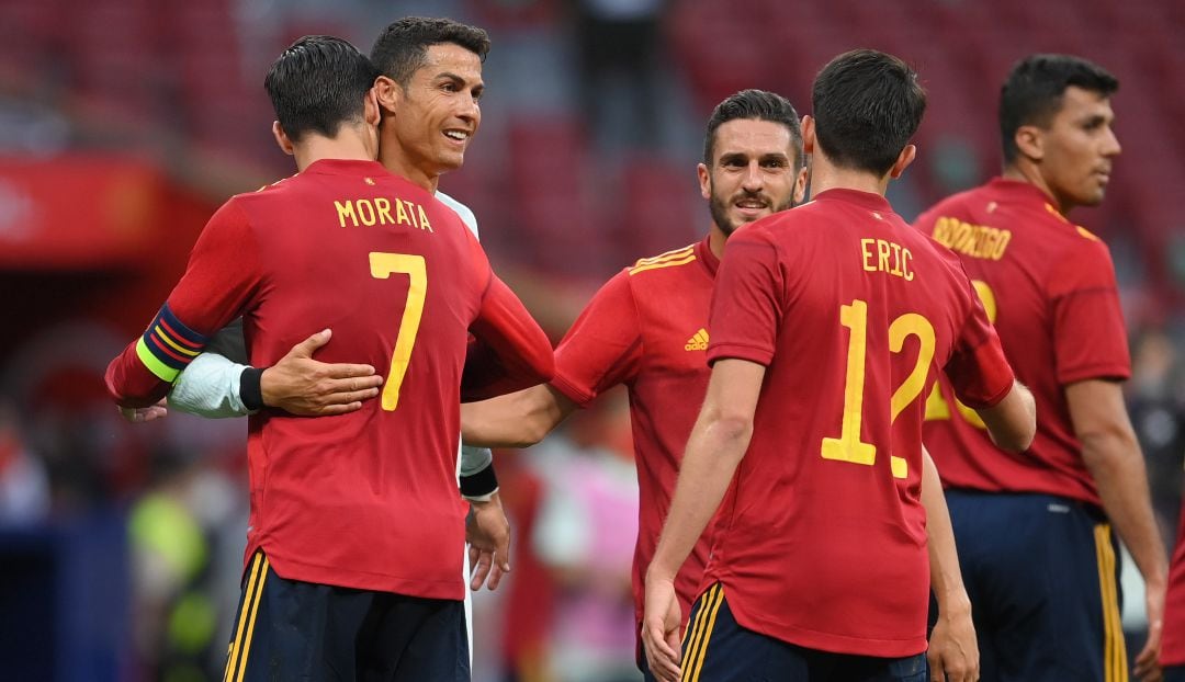 Los jugadores de la selección española, al término del partido amistoso ante Portugal.