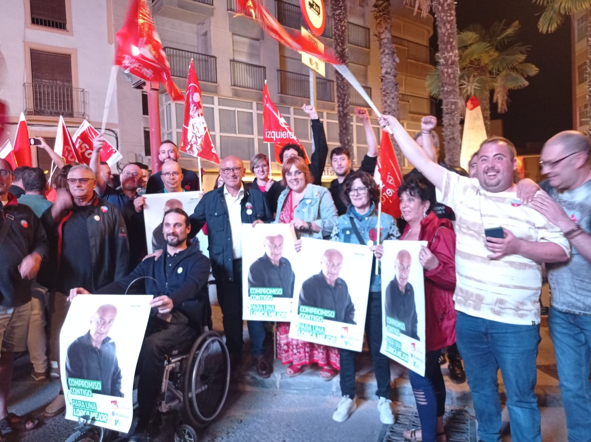 Miembros de Izquierda Unida, Unidas Podemos y Alianza Verde en la pegada de carteles de Lorca