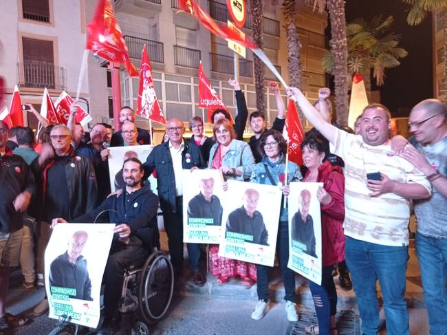 Miembros de Izquierda Unida, Unidas Podemos y Alianza Verde en la pegada de carteles de Lorca