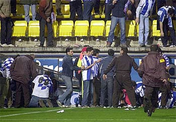 En el año 2004, alrededor de 50 personas resultaron heridas al caer una valla en El Madrigal en un partido entre el Villarreal y el Espanyol