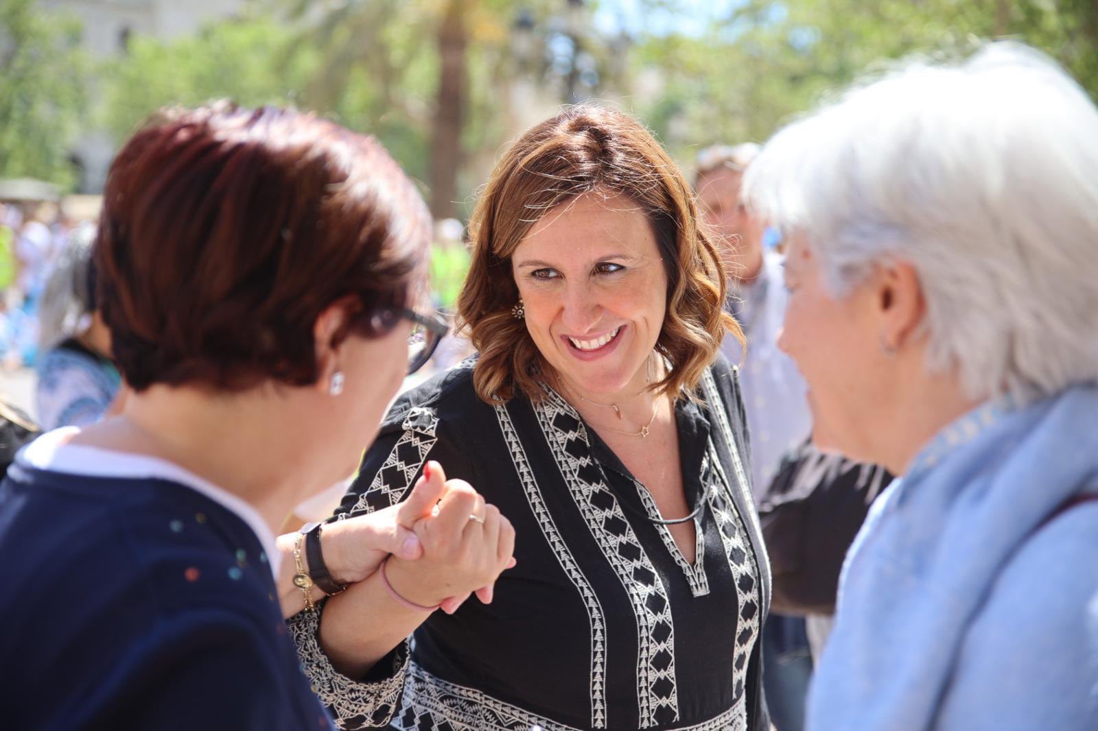 María José Catalá, con vecinos de Nazaret