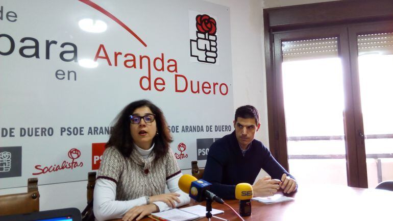 Mar Alcalde, portavoz socialista en el ayuntamiento de Aranda y Julián Rasero, concejal del mismo grupo municipal