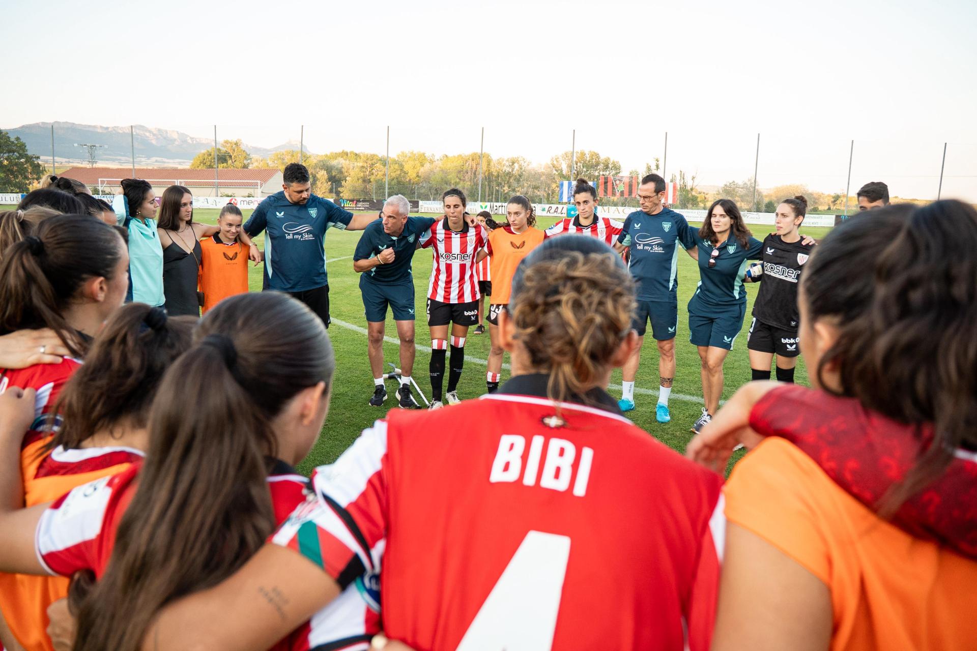 Javi Lerga se dirige a sus jugadoras tras la victoria ante el Deportivo Alavés