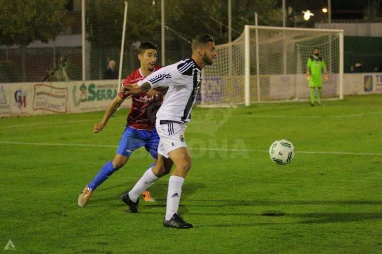 Álex Rubio durante el partido en La Roda..