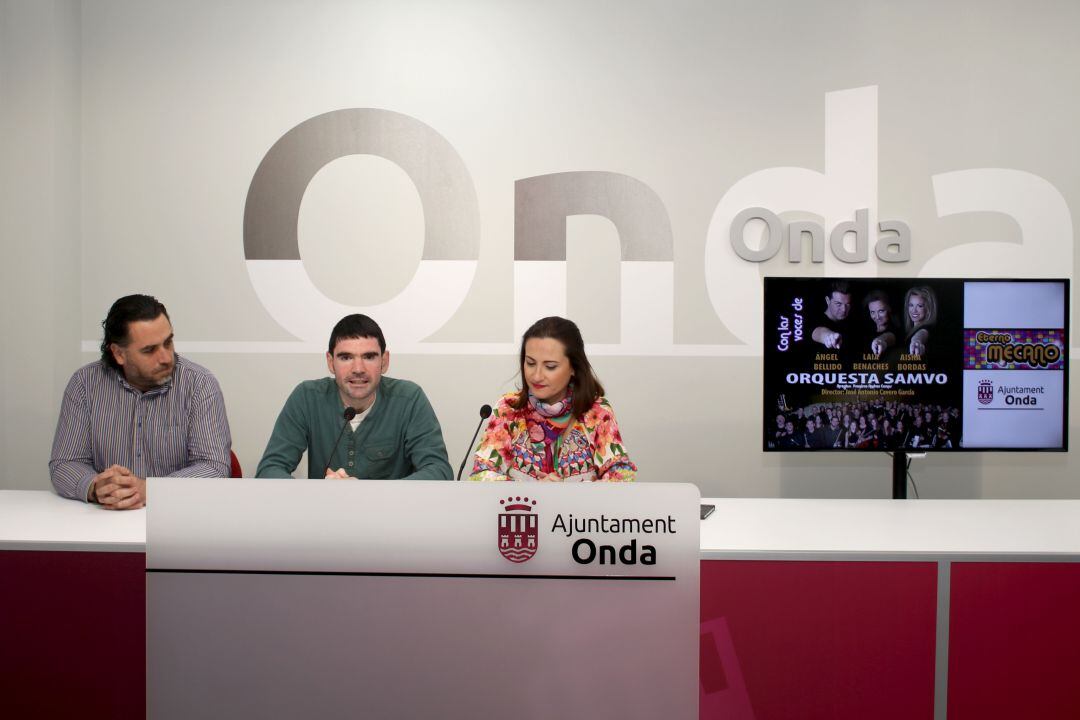 El teniente de alcalde de Cultura del Ayuntamiento de Onda, Lluís Pastor, junto a miembros de SAMVO en la presentación del musical