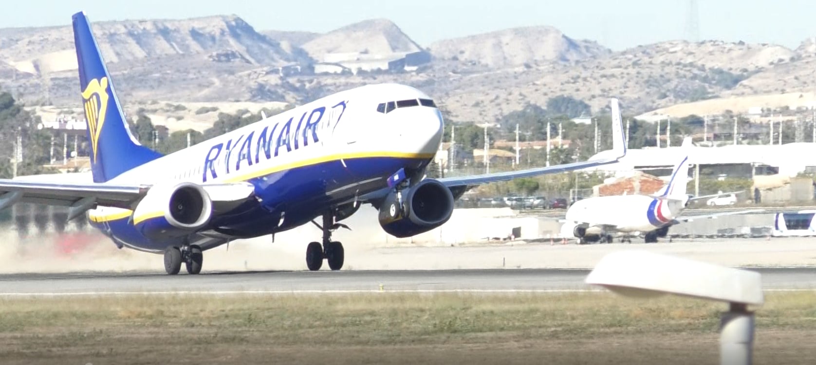 Un avión despega en el aeropuerto Alicante Elche