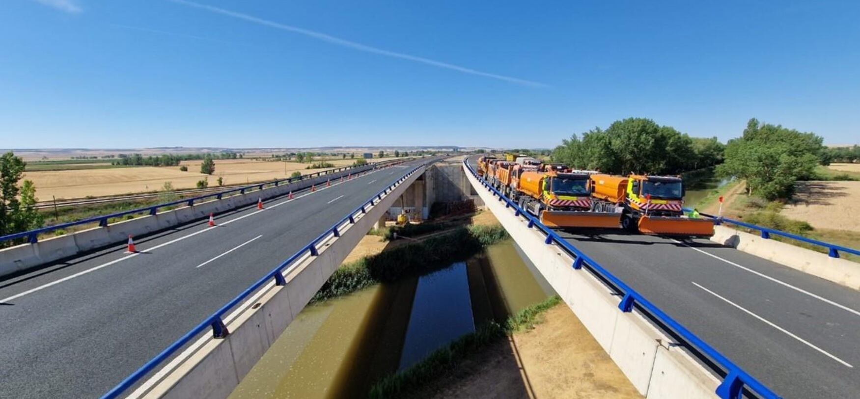 Prueba de carga practicada en la calzada izquierda en sentido Palencia de la autovía A-67 del viaducto sobre el Canal de Castilla en Frómista