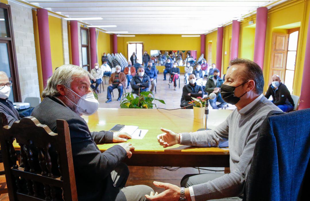 El consejero de Desarrollo Rural y Alimentación, Guillermo Blanco  y el alcalde de Valderredible, Fernando Fernández en la renión mantenida con los productores.