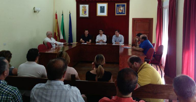 El presidente de la Diputación, Francisco Reyes (sentado en el centro), durante la reunión en La Puerta de Segura.