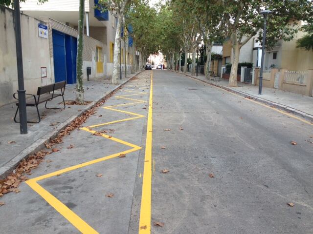 El carrer Marià de Benlliure, des de dimecres pintat absolutament de groc