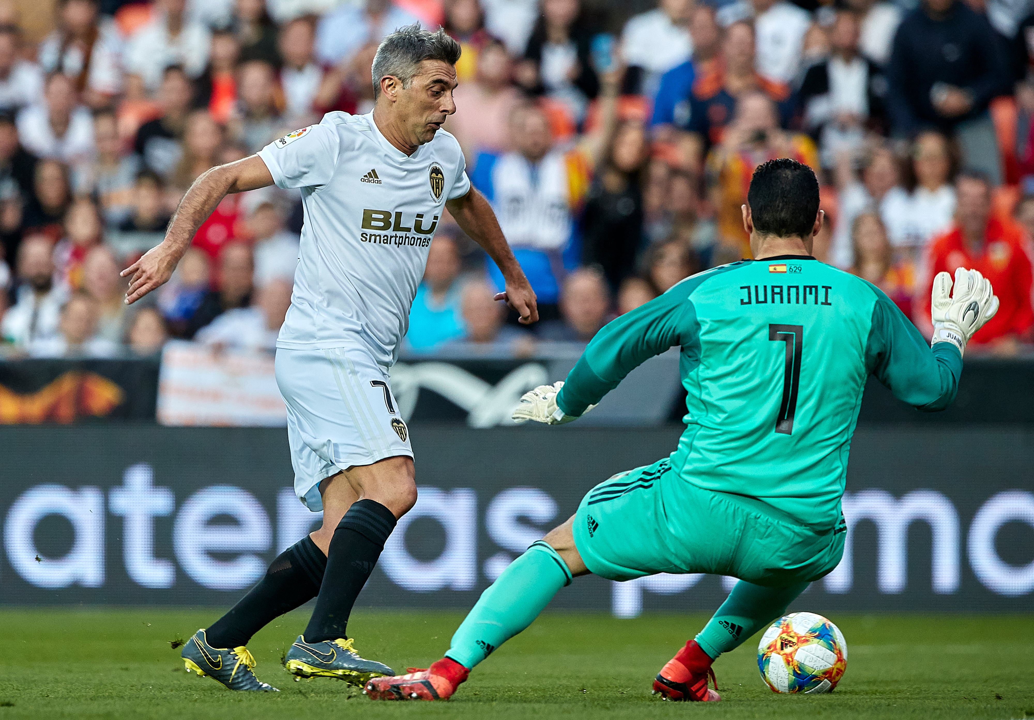 Claudio López participando en un partido de leyendas con el Valencia CF