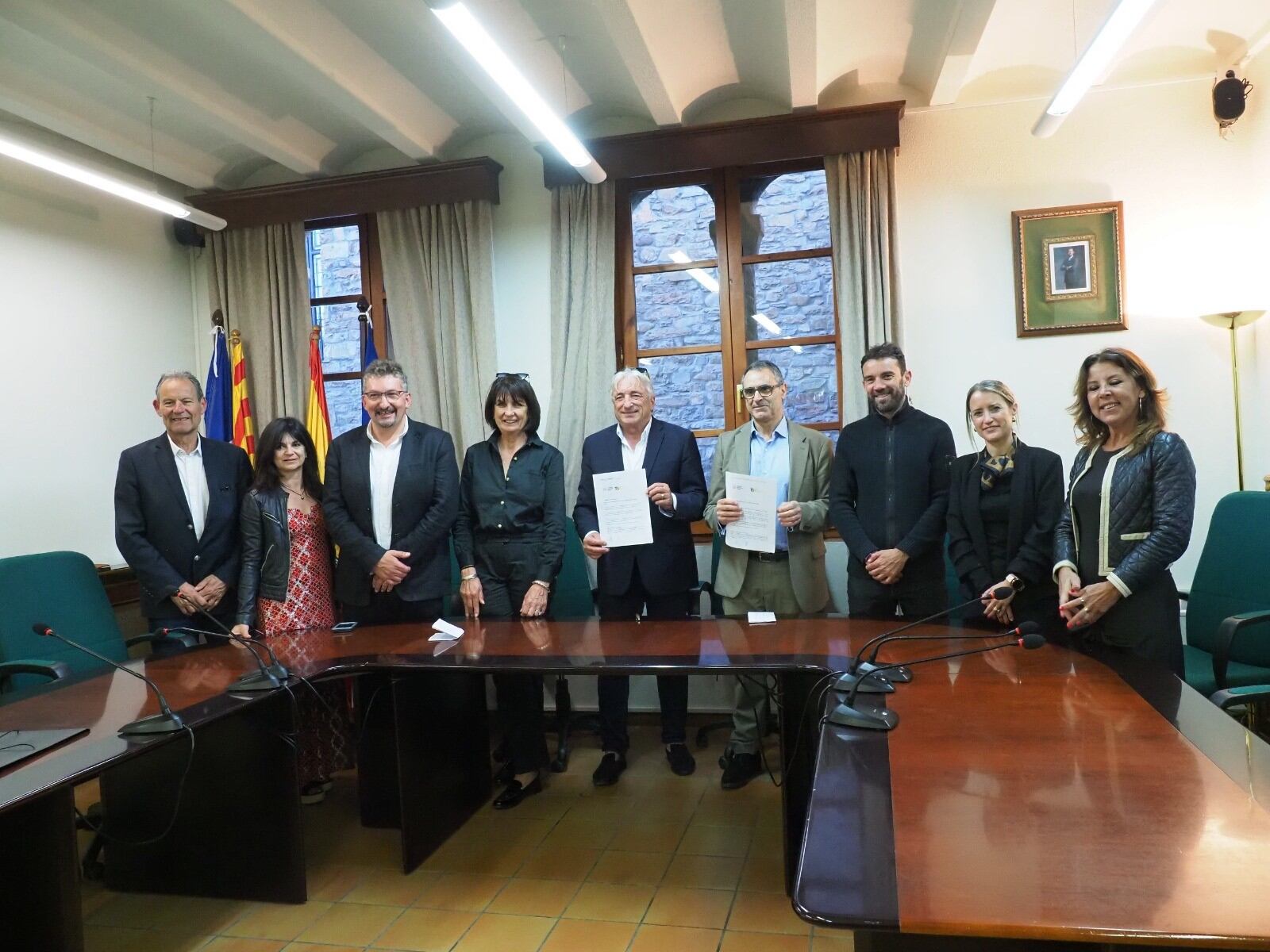Los dos presidentes Jean Othas y Juan Ignacio Pérez sostienen el acuerdo. Foto: Paco Parra