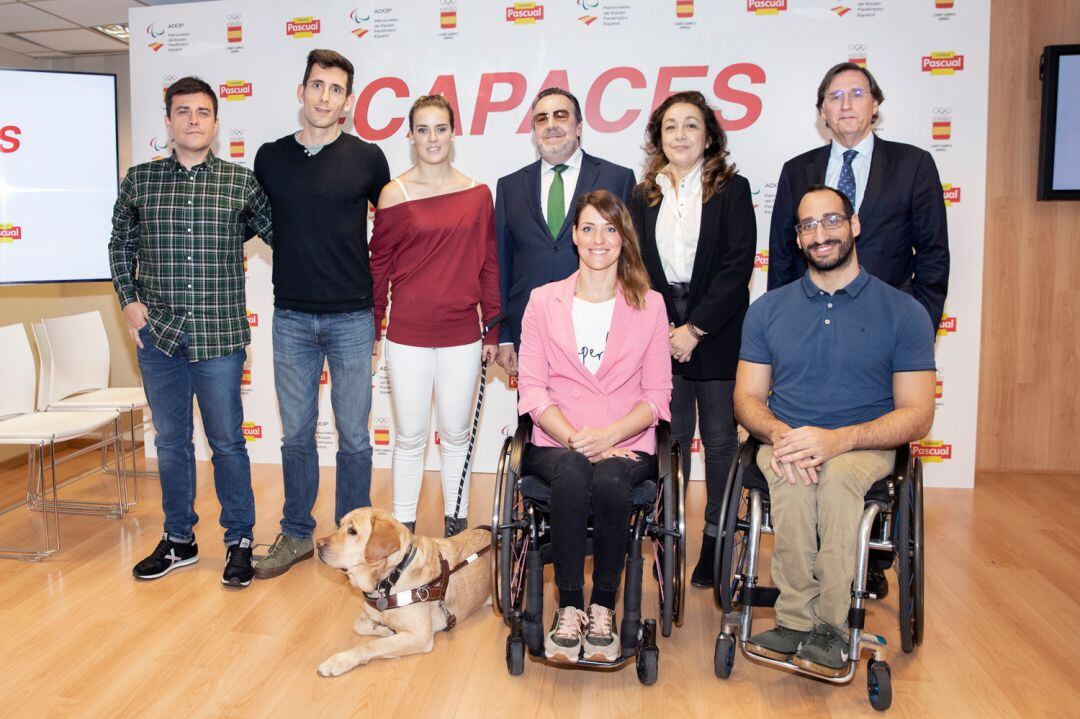 Los deportistas homenajeados posan con los promotores del proyecto