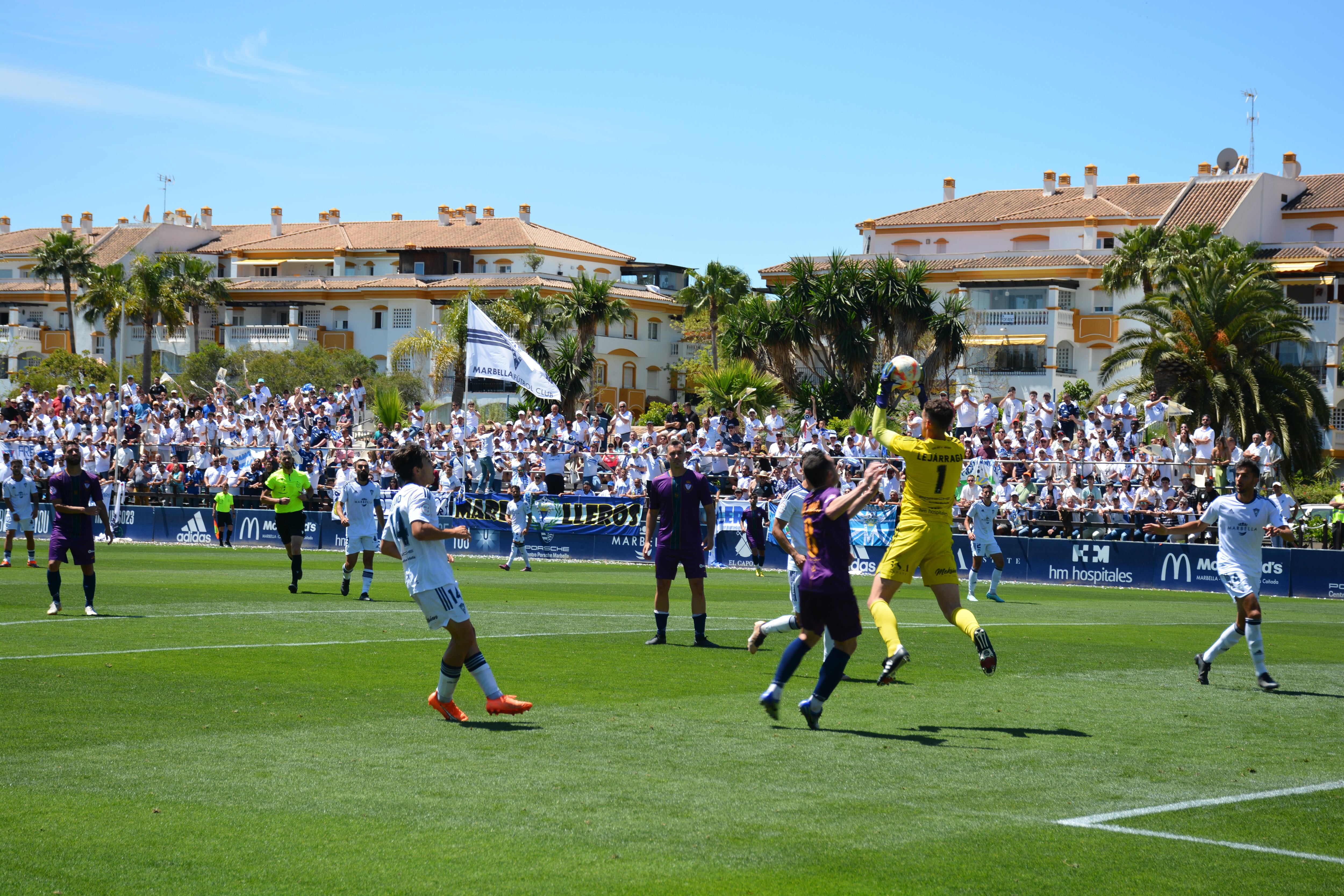 Los delanteros del Real Jaén apenas inquietaron a los defensa del Marbella. el Meta Lejarraga apenas si tuvo trabajo