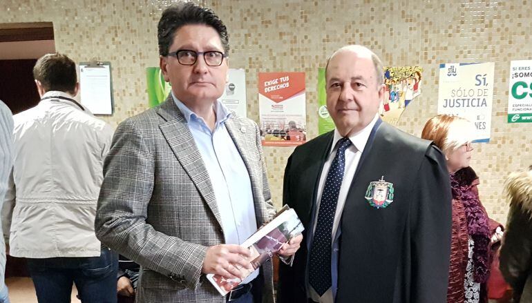 El denunciante Julio Martínez, junto a su abogado, el penalista Mariano López Ruiz