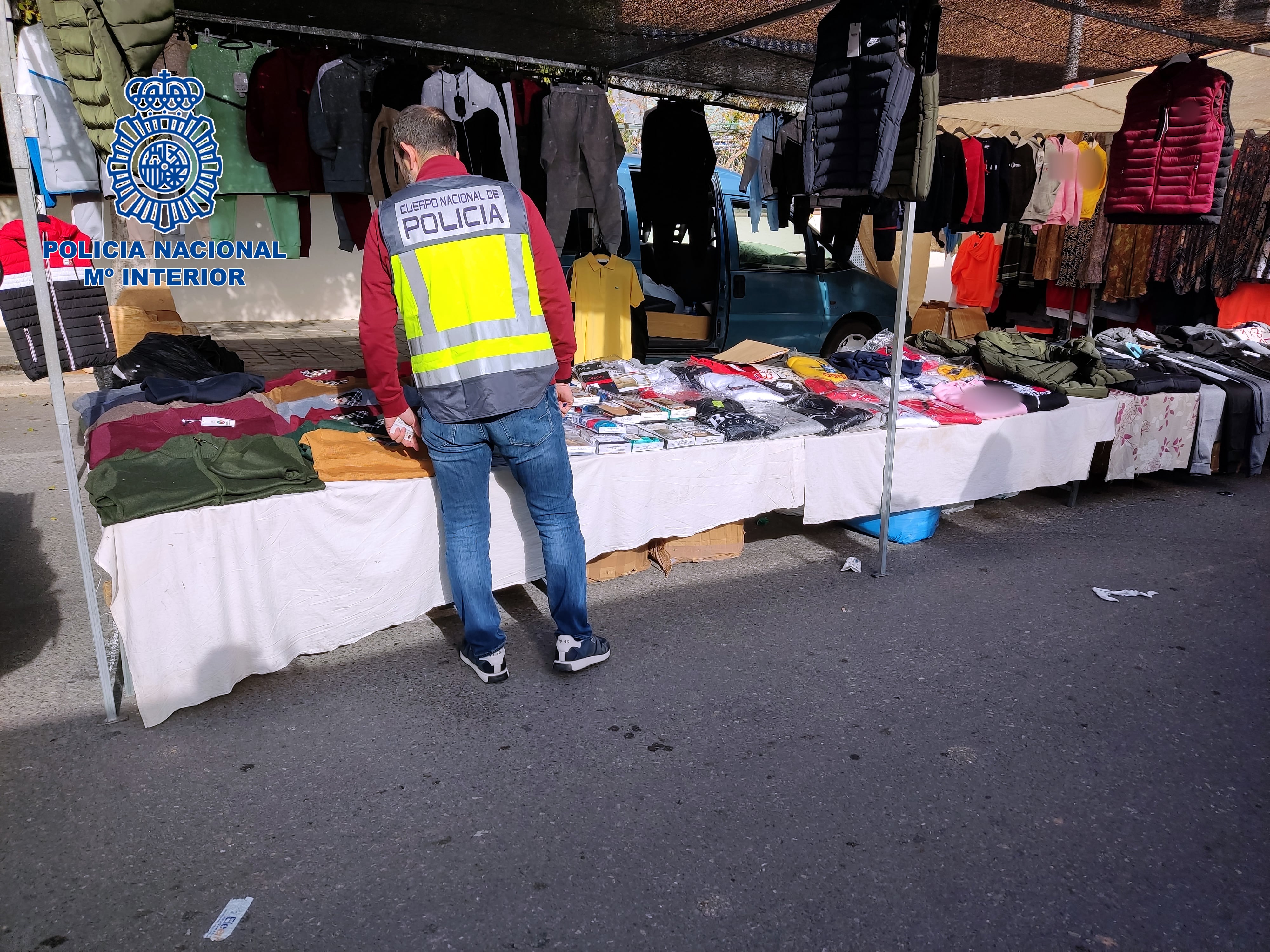 La Policía ha actuado en el mercadillo de la Cala de La Vila Joiosa / CNP