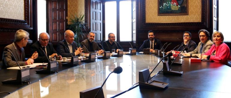 Primera reunión de la nueva mesa del Parlament, con Roger Torrent al frente 